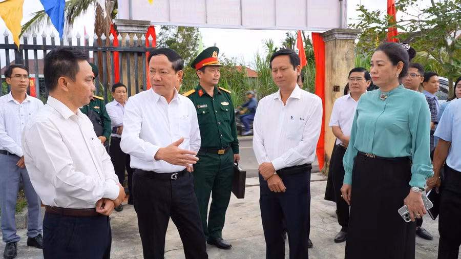 dong-chi-pham-anh-tuan-kiem-tra-kv-bo-phieu-so-6-xuan-an.jpg
