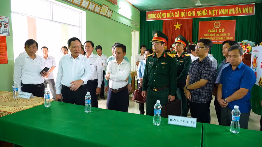 dong-chi-pham-anh-tuan-kiem-tra.jpg