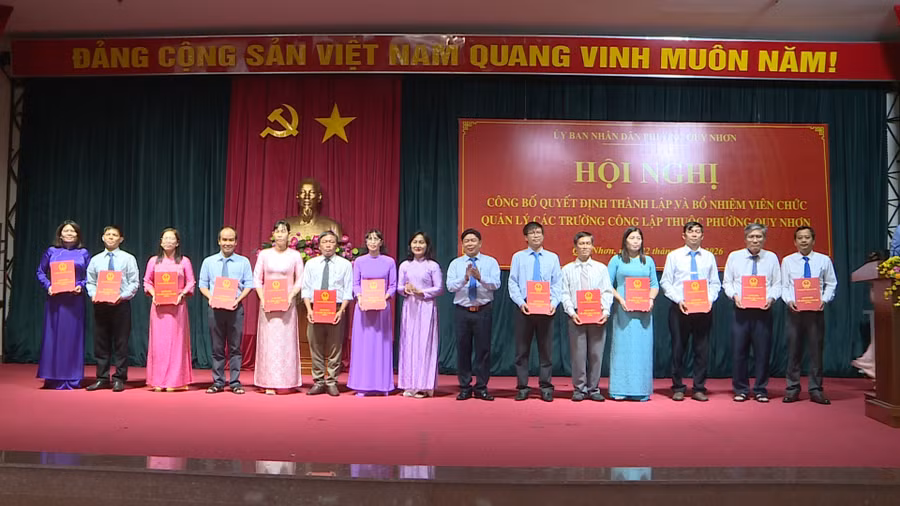 quy-nhon-cong-bo-cac-quyet-dinh-thanh-lap-va-bo-nhiem-vien-chuc-quan-ly-cac-truong-cong-lap-sau-sap-xep.jpg