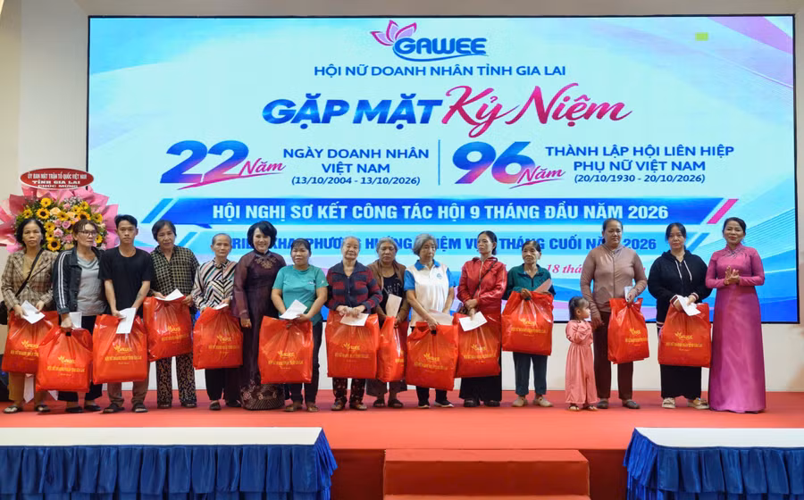 trao-qua-pn-ngheo.jpg