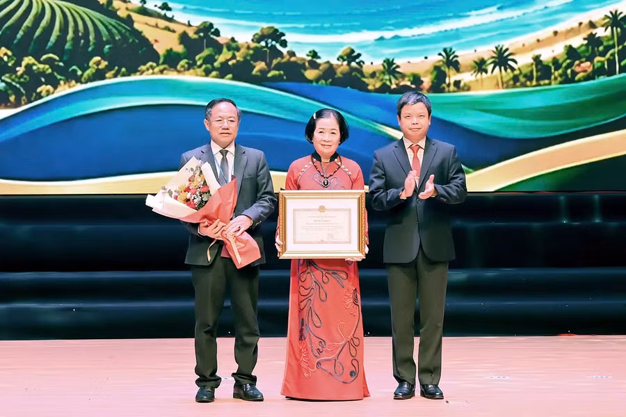 ubnd-tinh-tang-bang-khen-cho-hiep-hoi-doanh-nghiep.jpg