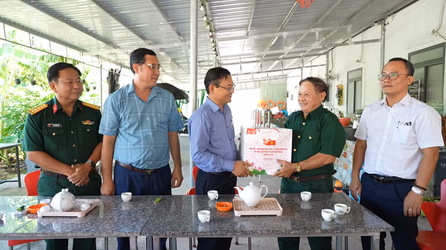 tran-nam-trung-qn-tay.png