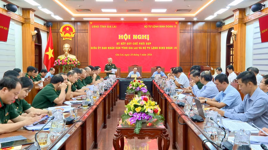 Thiếu tướng Hoàng Văn Sỹ - Tư lệnh Binh đoàn 15 trao đổi thêm về việc thực hiện quy chế phối hợp giữa 2 bên. Ảnh: Nhật Trường