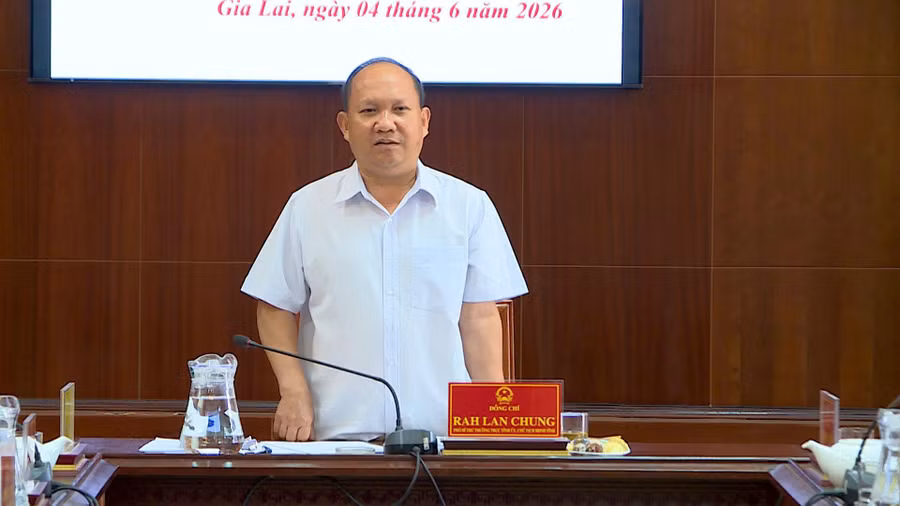 Phó Bí thư Thường trực Tỉnh ủy, Chủ tịch HĐND tỉnh Rah Lan Chung phát biểu tại hội nghị. Ảnh: Dũng Nhân