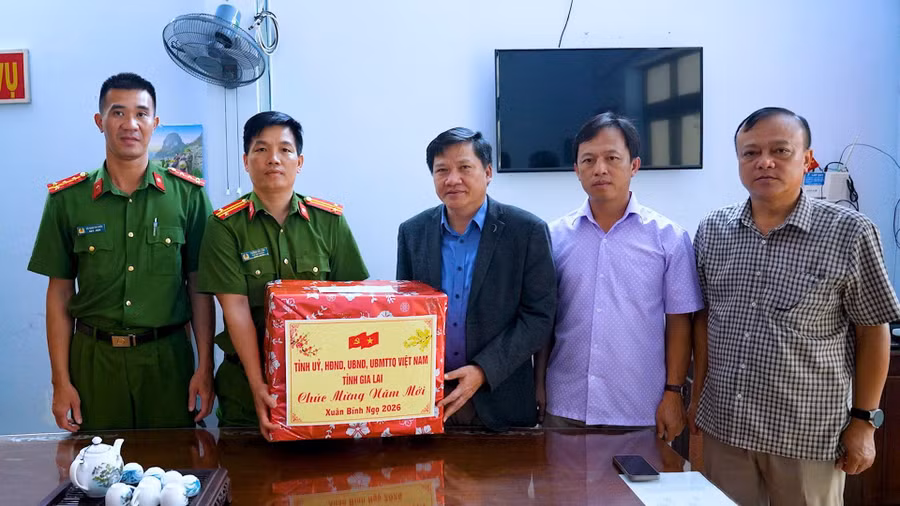 pho-chu-tich-thuong-truc-hdnd-tinh-truong-van-dat-tang-qua-dong-vien-can-bo-chien-si-doi-canh-sat-phan-ung-nhanh.jpg