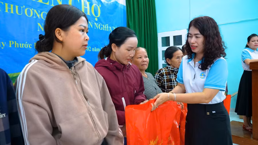 pho-chu-tich-thuong-truc-hoi-lhpn-tinh-gia-lai-dang-thi-hong-hanh-tang-qua-cho-cac-gia-dinh-kho-khan.jpg