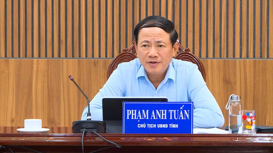 Chủ tịch UBND tỉnh Phạm Anh Tuấn yêu cầu các sở, ngành, địa phương tăng cường đối thoại, tuyên truyền, giải thích để người dân hiểu và thực thi đúng quy định của pháp luật. Ảnh: Dũng Nhân