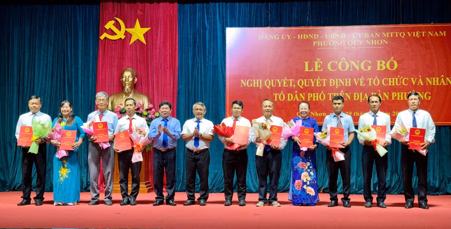 phuong-quy-nhon-cong-bo-nghi-quyet-quyet-dinh-ve-to-chuc-va-nhan-su-cac-to-dan-pho.jpg