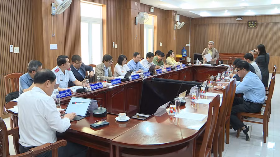 ong-hoang-xuan-chanh-khu-pho-3-phuong-quy-nhon-dong-trinh-bay-kien-nghi-tai-buoi-doi-thoai.jpg