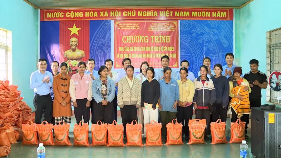 trao-qua-cho-ho-ngheo-va-hoc-sinh-kho-khan-tai-xa-lo-pang.jpg