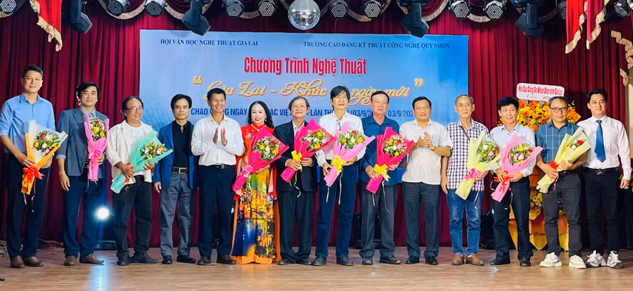 dac-sac-chuong-trinh-nghe-thuat-gia-lai-khuc-ca-ngay-moi.jpg