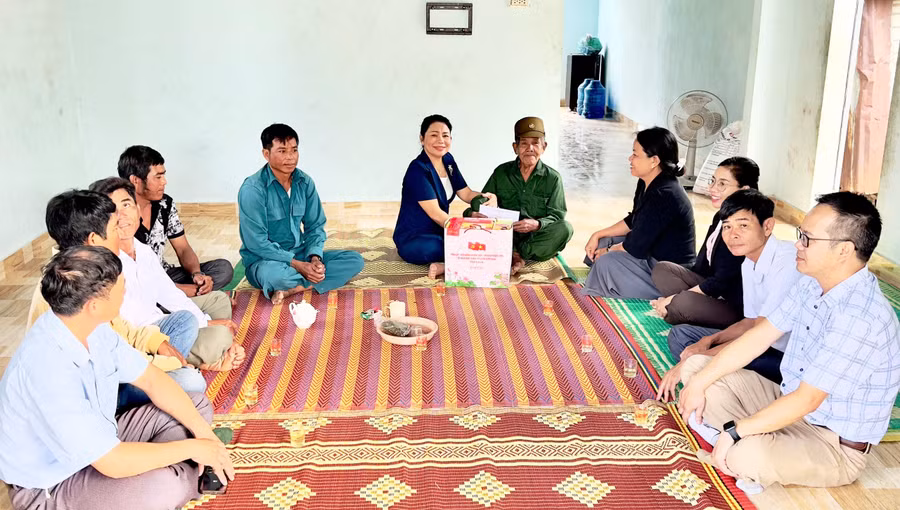 truong-ban-tuyen-giao-va-dan-van-tinh-uy-nguyen-thi-phong-vu-tham-va-tang-qua-cac-gia-dinh-chinh-sach-tieu-bieu.jpg