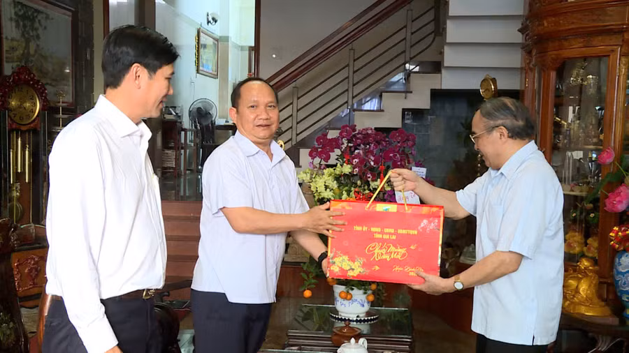 dong-chi-rah-lan-chung-pho-bi-thu-thuong-truc-tinh-uy-chu-tich-hdnd-tinh-tang-qua-tet-cho-dong-chi-pham-van-thanh-nguyen-pho-bi-thu-thuong-truc-tinh-uy.jpg