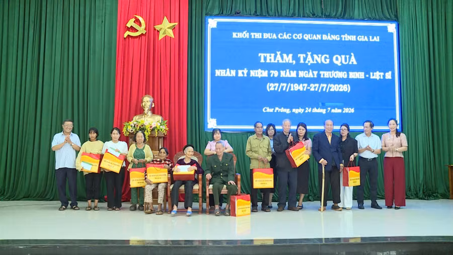khoi-thi-dua-cac-co-quan-dang-tinh-gap-mat-tri-an-tang-qua-cho-cac-gia-dinh-chinh-sach-tieu-bieu-tren-dia-ban-xa-chu-prong.jpg