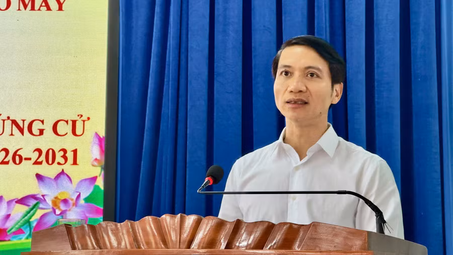 Ứng cử viên Nguyễn Ngọc Lương trình bày chương trình hành động trước cử tri. Ảnh: Minh Hoàng