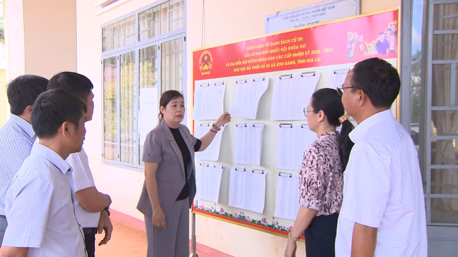 doan-giam-sat-cua-thuong-truc-hdnd-tinh-kiem-tra-viec-niem-yet-danh-sach-cu-tri-tai-diem-bo-phieu-so-3-xa-kon-gang.jpg