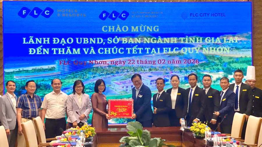 pct-ubnd-tinh-nguyen-thi-thanh-lich-tang-qua-cong-ty-cp-flc-quy-nhon-golf-resort.jpg