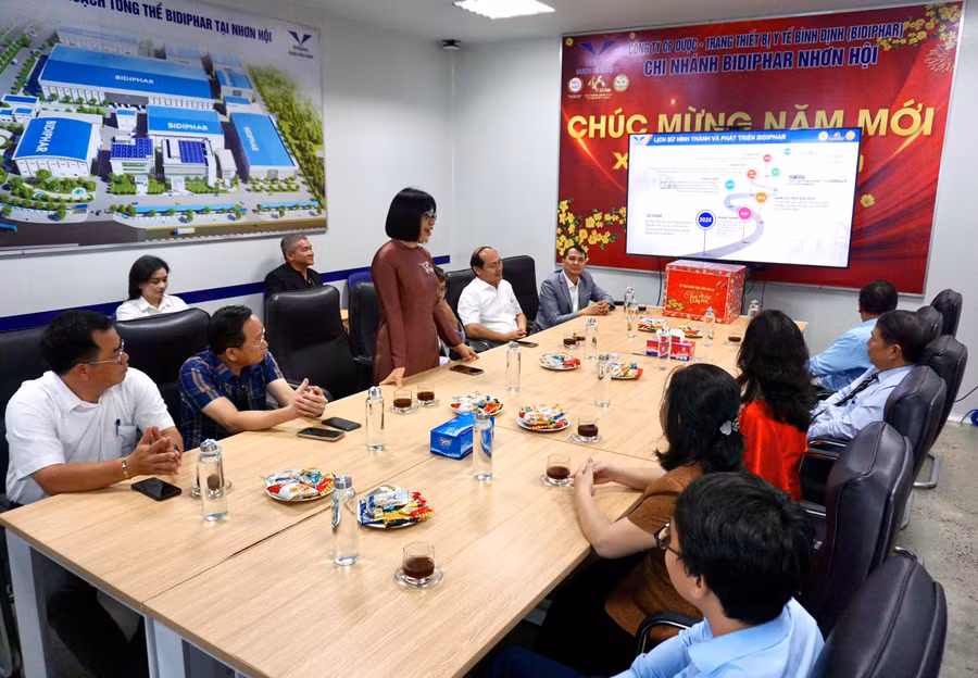 pct-ubnd-tinh-nguyen-thi-lich-chuc-tet-lanh-dao-va-nguoi-lao-dong-cong-ty-duoc-trang-thiet-bi-y-te-binh-dinh.jpg