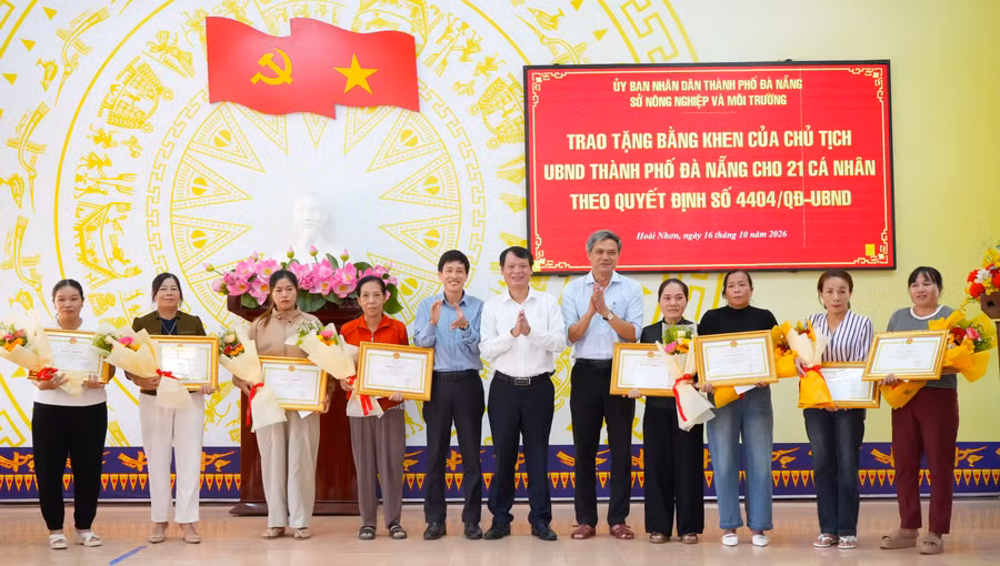trao-bang-khen-cho-21-ca-nhan-dung-cam-cuu-32-thuyen-vien-gap-nan-tren-bien.jpg