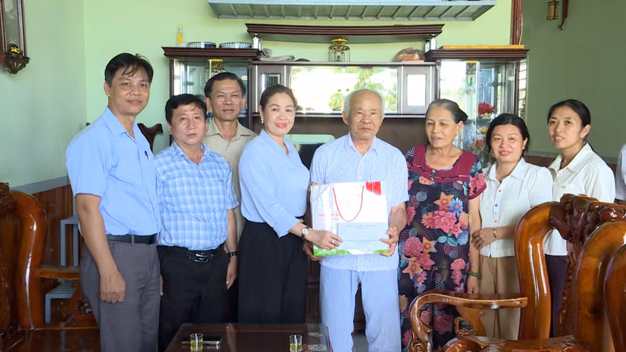 pho-chu-tich-hdnd-tinh-huynh-thuy-van-tham-tang-qua-cac-gia-dinh-co-cong-voi-nuoc.jpg