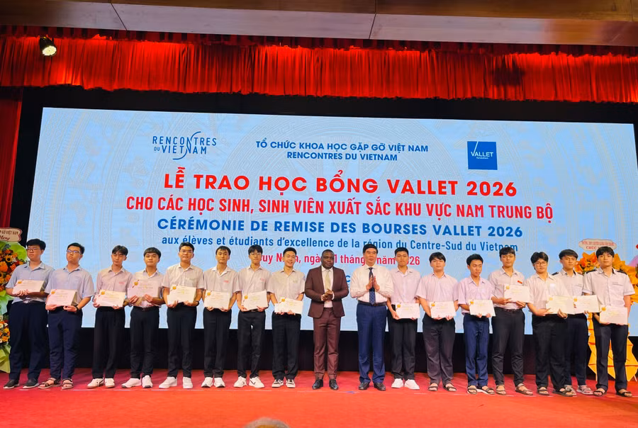 trao-hon-61-ty-dong-hoc-bong-vallet-cho-hoc-sinh-sinh-vien-duyen-hai-nam-trung-bo-va-tay-nguyen.jpg