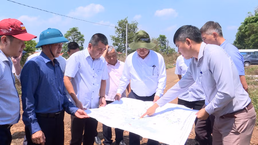 pho-chu-tich-ubnd-tinh-duong-mah-tiep-kiem-tra-quy-hoach-khu-trung-tam-hanh-chinh-moi-xa-lo-pang.jpg