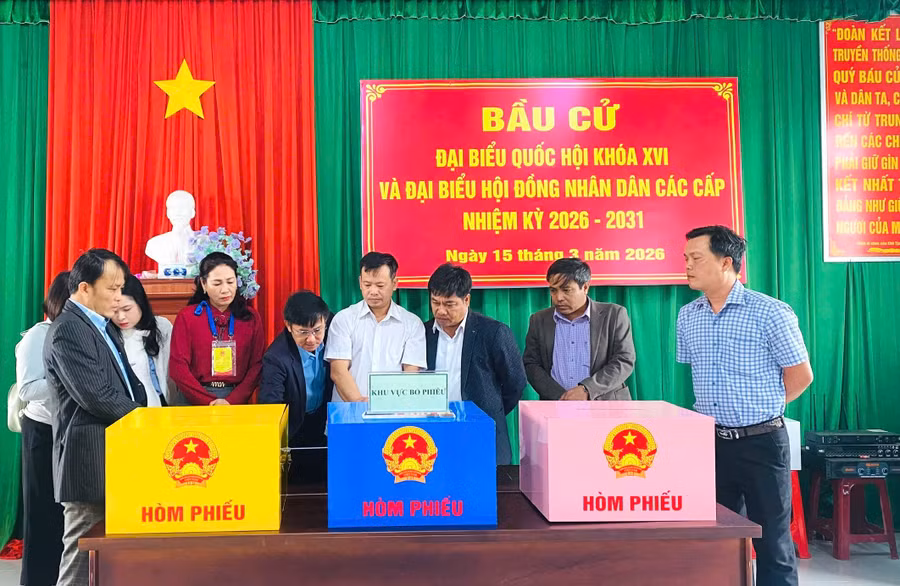 pho-chu-tich-hdnd-tinh-huynh-thuy-van-kiem-tra-he-thong-may-thung-phieu-bau-cu-tai-khu-vuc-bo-phieu-so-13-thon-xuan-an-3-xa-cuu-an.jpg