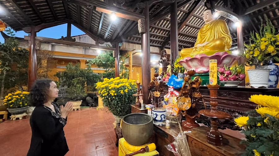 Với bà Nguyễn Thị Hương (hẻm đường Ama Quang, phường Phù Đổng, TP. Pleiku) việc đi chùa cầu an dịp rằm tháng Giêng đã thành thông lệ từ nhiều năm qua. Ảnh: Đinh Yến