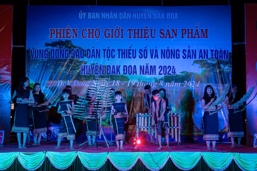 Tối 18-8, khách hàng và du khách còn được trải nghiệm, thưởng thức âm nhạc cồng chiêng. Ảnh: Thanh Tuấn