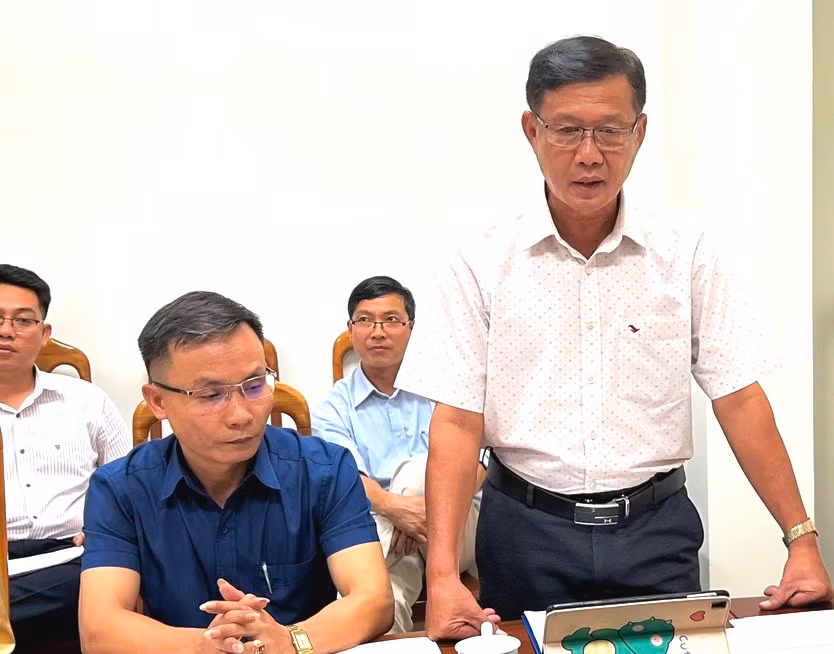 Phó Giám đốc Sở Lao động-Thương binh và Xã hội Trần Thanh Hải (đứng) báo cáo với đoàn giám sát. Ảnh: Đinh Yến