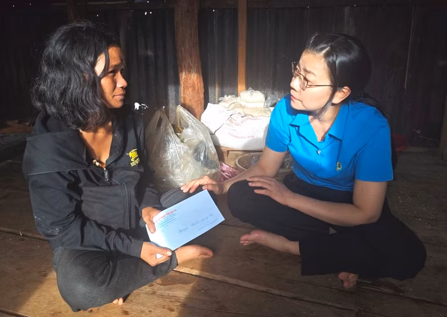 Bà Nguyễn Thị Thanh Thủy (bìa phải)-Phó Chủ tịch Liên đoàn Lao động tỉnh Gia Lai thăm gia đình nạn nhân Đinh Hlum. Ảnh: Thanh Nga
