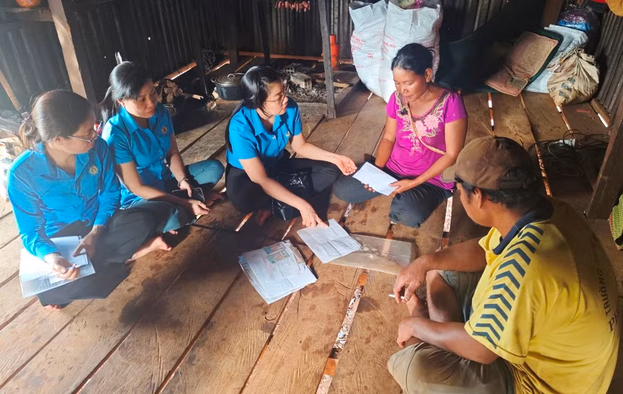 Mẹ của nạn nhân Đinh Sơn (thứ 2 bìa phải sang) nghẹn ngào trước tai nạn đau thương khiến đứa con ra đi khi đoàn đến thăm, động viên. Ảnh: Thanh Nga