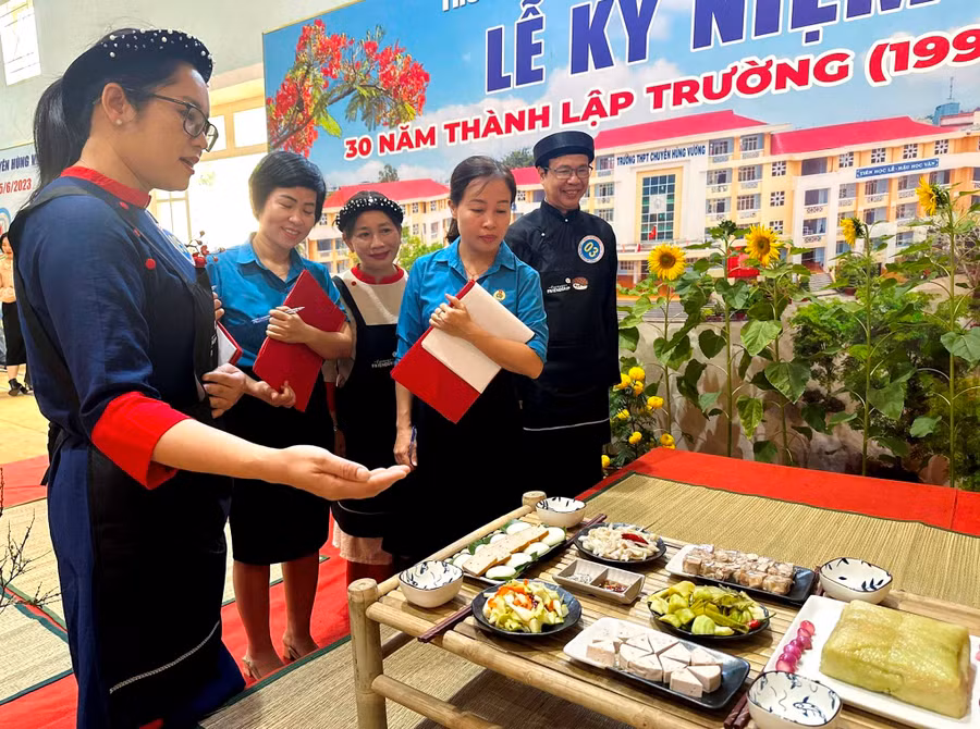 Các đội trưng bày và thuyết trình sản phẩm. Ảnh: H.V Các đội trưng bày và thuyết trình sản phẩm. Ảnh: H.V