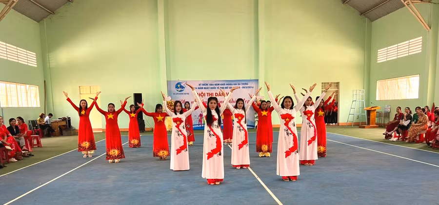 Phụ nữ huyện Chư Păh hưởng ứng "Tuần lễ áo dài". Ảnh: Đinh Yến Phụ nữ huyện Chư Păh hưởng ứng "Tuần lễ áo dài". Ảnh: Đinh Yến