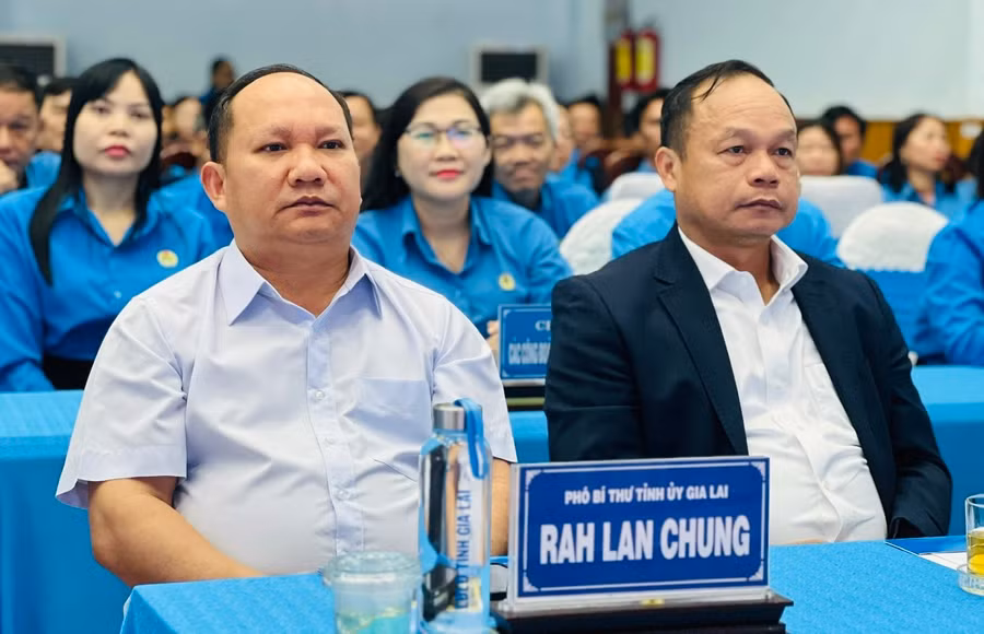 Phó Bí thư Tỉnh ủy Rah Lan Chung (bìa trái) và Phó Chủ tịch UBND tỉnh Dương Mah Tiệp dự lễ tuyên dương. Ảnh: Đinh Yến