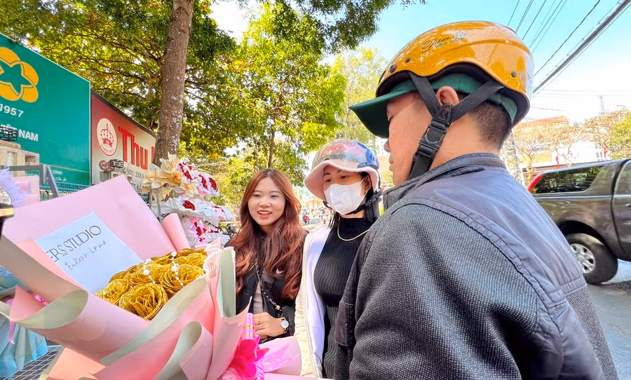 Em Đỗ Thị Vy (thứ nhất bìa trái), tổ 3, phường Hoa Lư, TP. Pleiku, hiện là sinh viên năm nhất Trường Đại học Tài chính-Maketing TP. Hồ Chí Minh tất bật tham gia kết hoa cùng chị gái để bán trong dịp Tết và Ngày Valentine (14-2). Ảnh: Đinh Yến