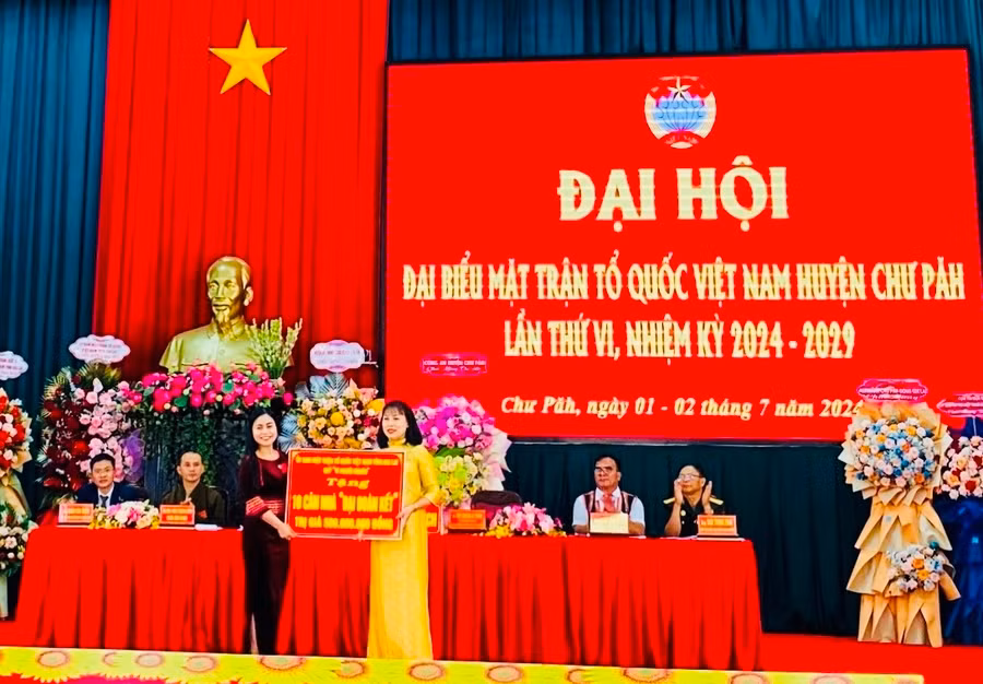 Ủy ban MTTQ Việt Nam tỉnh trích Quỹ “Vì người nghèo” 500 triệu đồng hỗ trợ Ủy ban MTTQ Việt Nam huyện Chư Păh làm 10 căn nhà “Đại đoàn kết”. Ảnh: Đinh Yến
