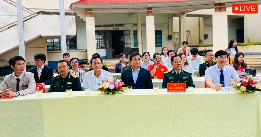 Đại tá Lê Kim Giàu (thứ 2 từ phải qua) -Ủy viên Ban Thường vụ Tỉnh ủy, Chỉ huy trưởng Bộ Chỉ huy quân sự tỉnh Gia Lai đã đến dự khai giảng, động viên thầy, trò Trường THPT Trần Hưng Đạo nhân dịp Lễ khai giảng năm học mới 2024-2025. Ảnh: Đinh Yến