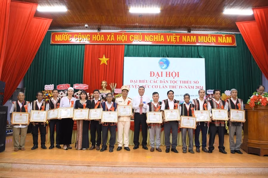 Chủ tịch UBND huyện Đức Cơ tặng giấy khen cho các tập thể, cá nhân có thành tích đóng góp trong phát triển kinh tế - xã hội, đảm bảo quốc phòng-an ninh trên địa bàn huyện giai đoạn 2019-2024. Ảnh: Thanh Tịnh