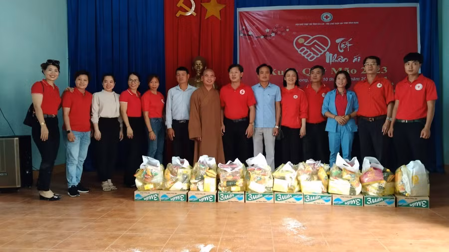Lãnh đạo Hội Chữ thập đỏ tỉnh tặng quà cho người nghèo. Ảnh: Đình Diện