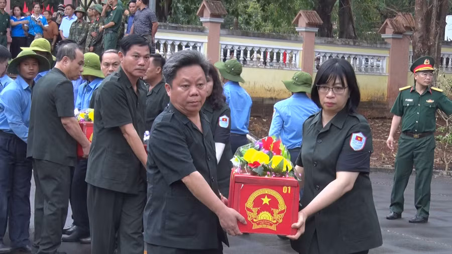 Phó Chủ tịch UBND tỉnh Nguyễn Thị Thanh Lịch cùng đại diện Ban Chuyên trách tỉnh đón các anh về với quê hương. Ảnh: Thanh Tịnh Phó Chủ tịch UBND tỉnh Nguyễn Thị Thanh Lịch cùng đại diện Ban Chuyên trách tỉnh đón các anh về với quê hương. Ảnh: Thanh Tịnh