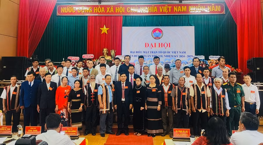 Ủy ban MTTQ Việt Nam huyện Đức Cơ, khoá VII và đoàn đại biểu đi dự Đại hội MTTQ Việt Nam tỉnh ra mắt đại hội. Ảnh: Đinh Yến