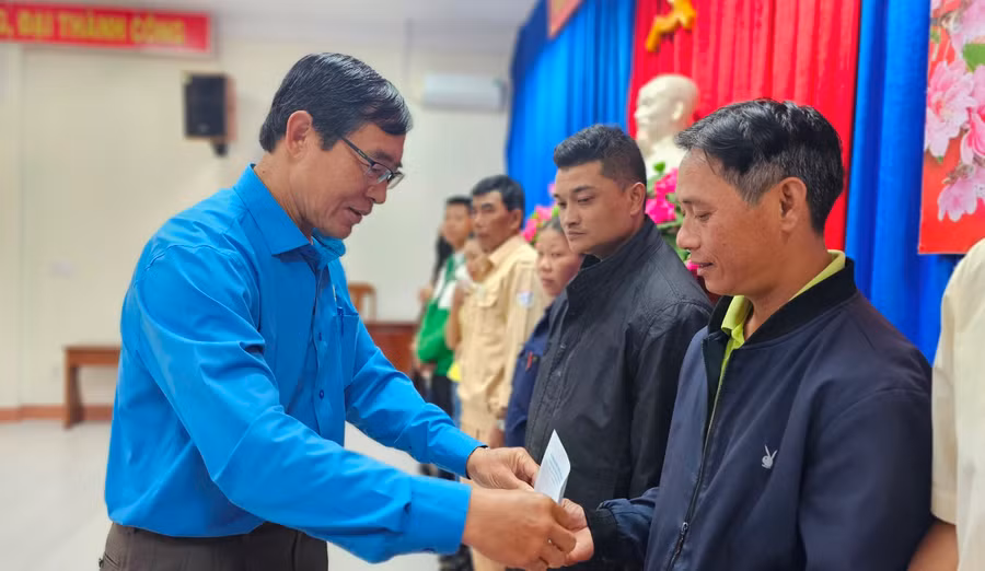 Chủ tịch LĐLĐ TP. Pleiku Đỗ Xuân Quý tặng quà cho đoàn viên khó khăn. Ảnh: Đinh Yến