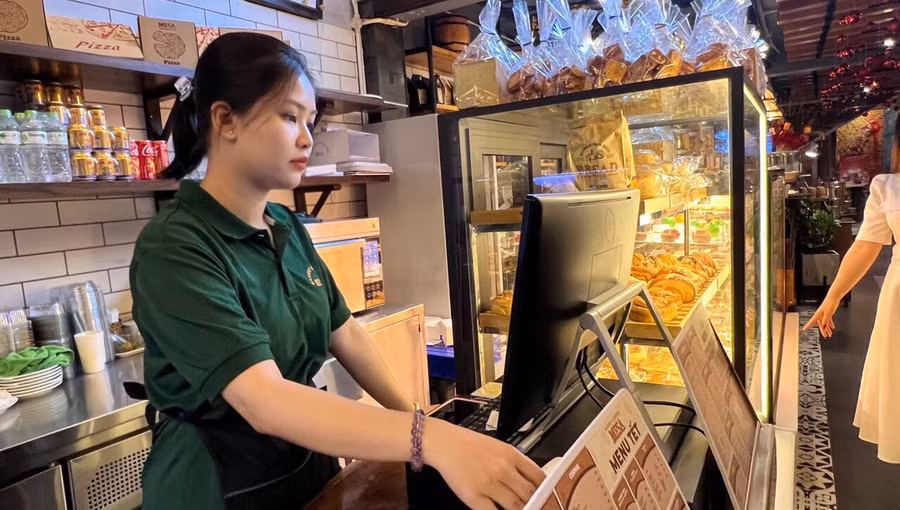 Em Trần Bửu Trân (275 đường Hùng Vương, TP. Pleiku; sinh viên năm nhất Khoa Tài chính ngân hàng, Trường Đại học Văn Hiến, TP. Hồ Chí Minh) làm công việc thu ngân tại quán Mase Bakery và Coffee ở 58 Nguyễn Văn Trỗi, TP. Pleiku. Ảnh: Đinh Yến
