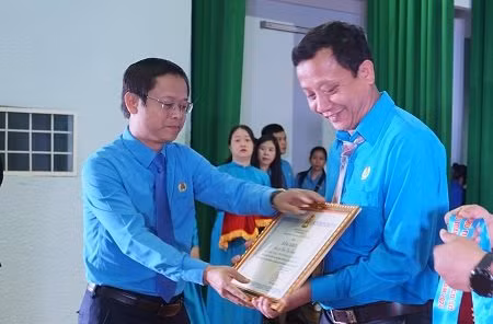Chủ tịch LĐLĐ tỉnh Nguyễn Hoàng Phong trao bằng khen cho các Chủ tịch CĐCS xuất sắc. Ảnh: Đinh Yến