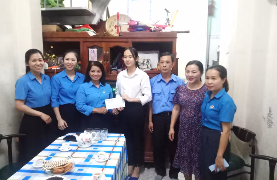 LĐLĐ tỉnh trao học bổng cho các em học sinh là con công nhân, lao động có hoàn cảnh khó khăn, vượt khó học giỏi năm học 2023-2024. Ảnh: Đinh Yến