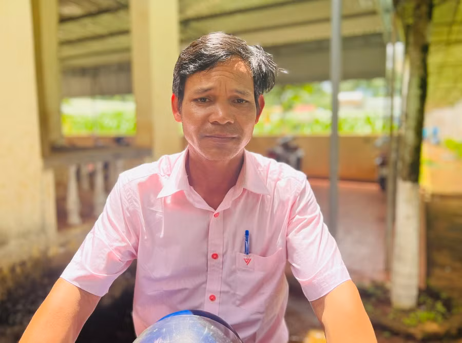 Ông Klin (làng Mông Yố, xã Ia Mơ Nông, huyện Chư Păh) đã kiên trì ôn tập để tham gia kỳ thi tốt nghiệp THPT năm 2024. Ảnh: Đinh Yến Ông Klin (làng Mông Yố, xã Ia Mơ Nông, huyện Chư Păh) đã kiên trì ôn tập để tham gia kỳ thi tốt nghiệp THPT năm 2024. Ảnh: Đinh Yến
