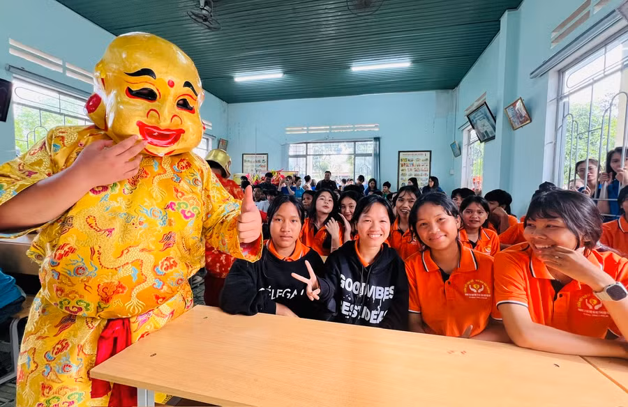 Các em mồ côi ở Trung tâm Bảo trợ tổng hợp xã hội tỉnh vui với ông địa. Ảnh: Đinh Yến