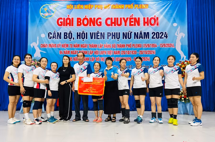 Ban tổ chức đã trao giải nhất Giải bóng chuyền hơi cho Hội LHPN phường Đống Đa. Ảnh: Đinh Yến Ban tổ chức đã trao giải nhất Giải bóng chuyền hơi cho Hội LHPN phường Đống Đa. Ảnh: Đinh Yến