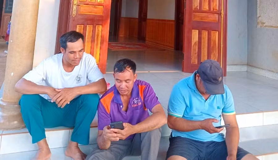 Chi hội Nông dân thị trấn Phú Hòa (huyện Chư Păh) hướng dẫn hội viên cài đặt App Nông dân Việt Nam. Ảnh: Đ.Y